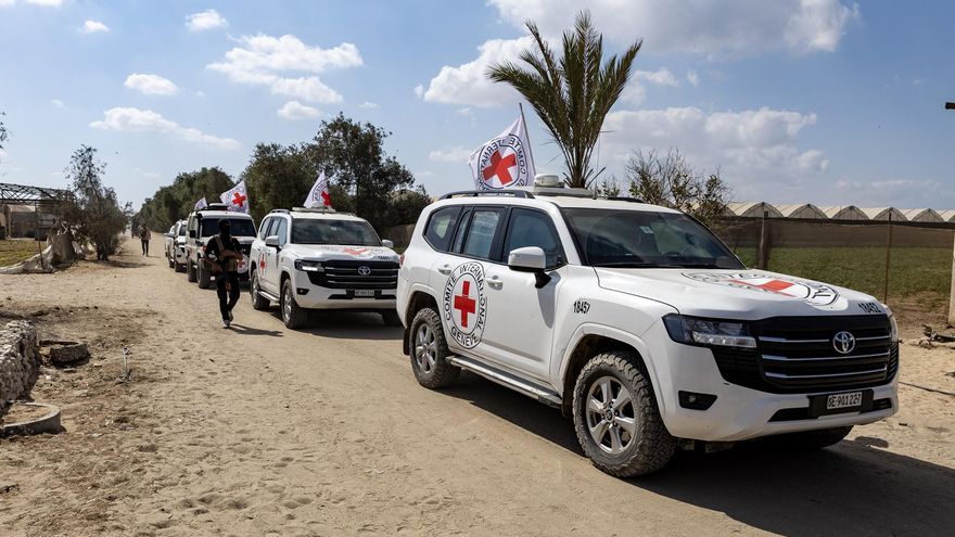 Vehículos de la Cruz Roja en Deir el-Balah, en el centro de la Franja de Gaza
