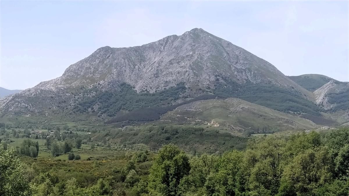 El Susarón, pico emblemático del entorno por el que se disputa la BTT Alto Porma. 