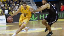 El jugador del Herbalife Gran Canaria, Txemi Urtasun, y del Bilbao Basket, Quino Colom, durante el partido perteneciente a la octava jornada de la liga regular de la ACB, que ambos equipos disputaron hoy en el Gran Canaria Arena de la capital grancanaria. EFE/Ángel Medina G.