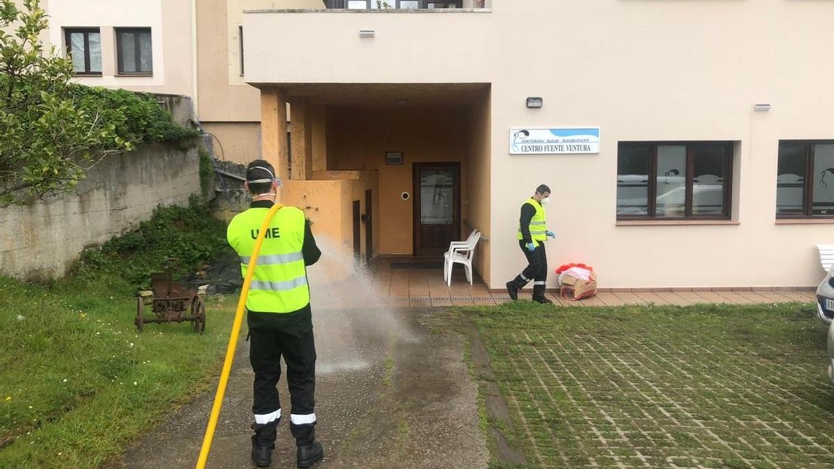 La UME desinfecta residencias e imparte formación a bomberos