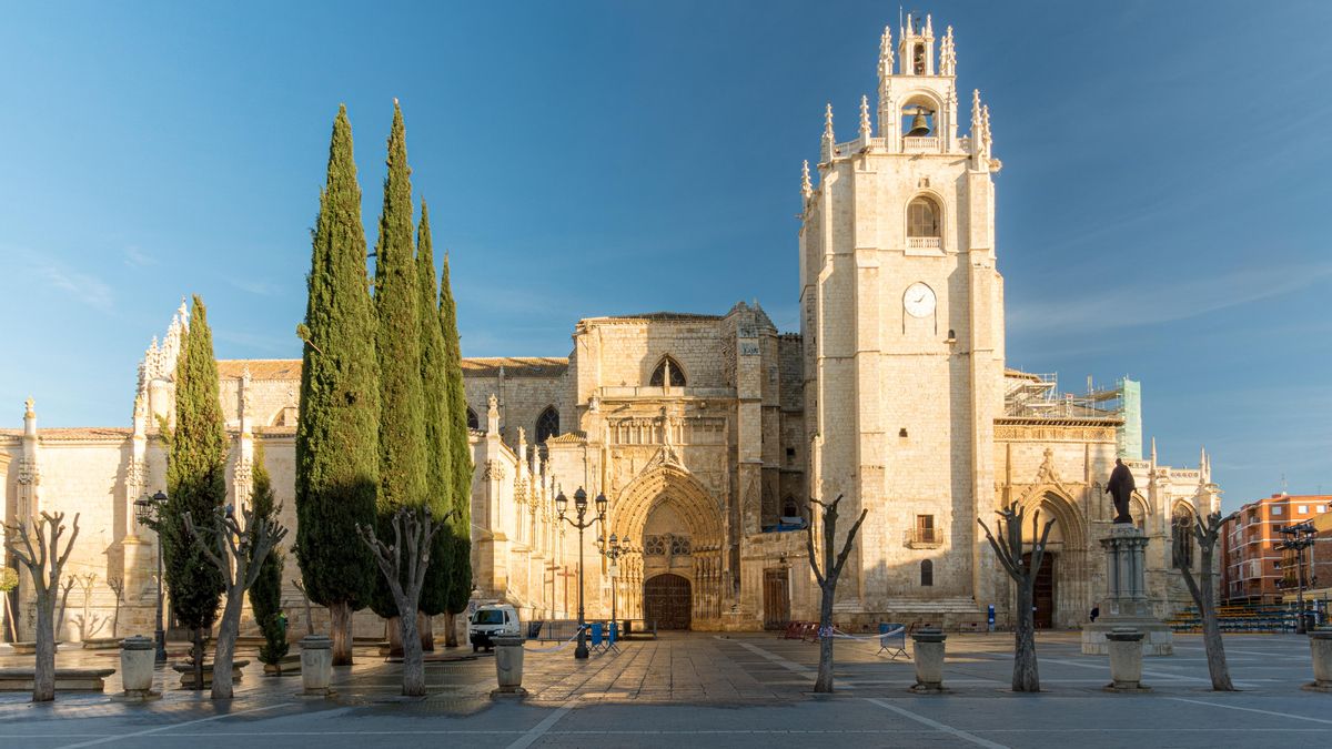 Santa Iglesia Catedral-Basílica de San Antolín, más conocida como catedral de San Antolín.