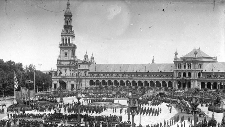 La Plaza de España en 1929 el día de la inauguración con presencia del Gobierno y la Familia Real
