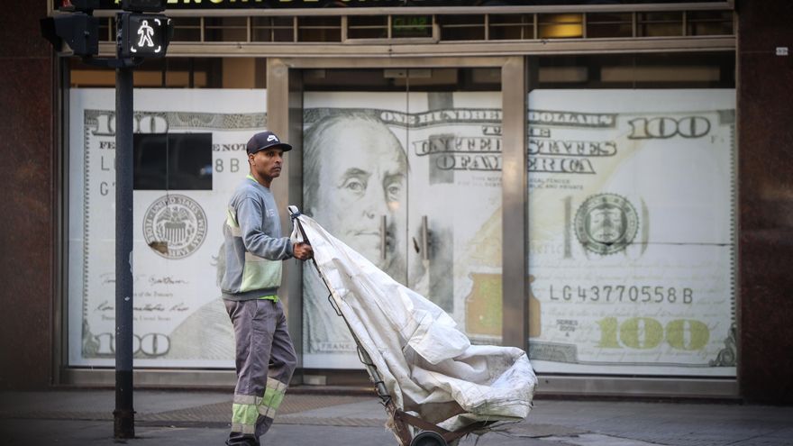 Argentina, una economía bimonetaria 'de hecho' en la que el dólar es una obsesión