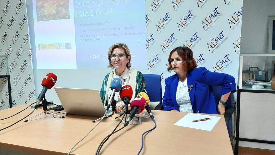 La delegada de Aemet en Castilla-La Mancha, Paloma Castro, acompañada de la predictora de la Base Aérea de Los Llanos, María García