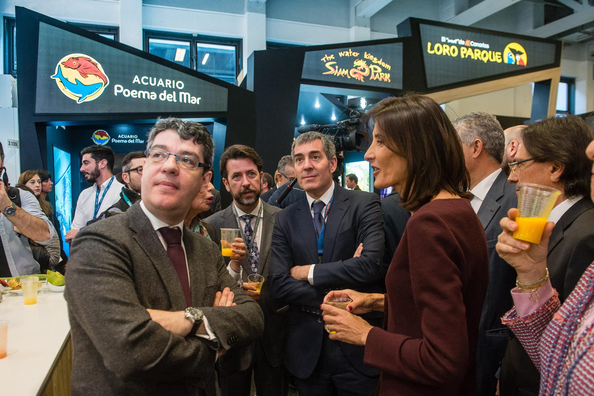 Clavijo (en el centro), junto al presidente del Cabildo tinerfeño, Carlos Alonso, y María Teresa Lorenzo