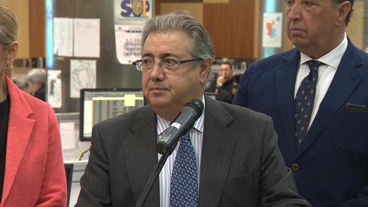Zoido niega cualquier posibilidad "remota" de que los yihadistas de Madrid pudieran atentar: "El kalashnikov no existe"