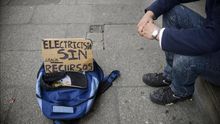 Un hombre pide en la calle.