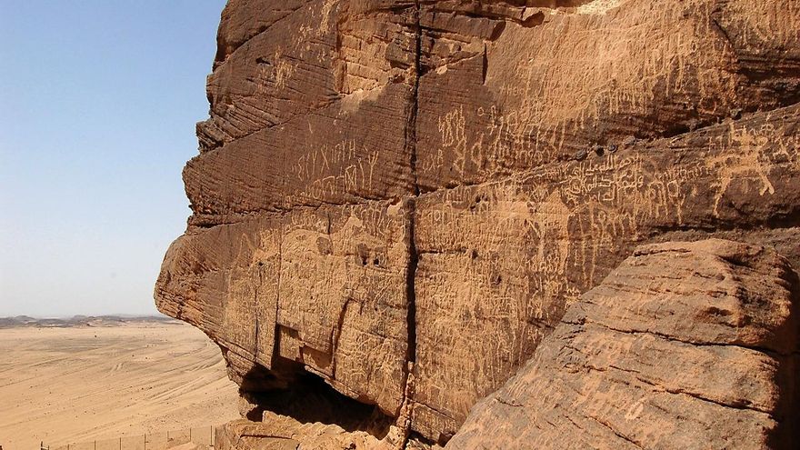El sitio de Ḥimā, en una zona montañosa árida del sudoeste de Arabia Saudí.