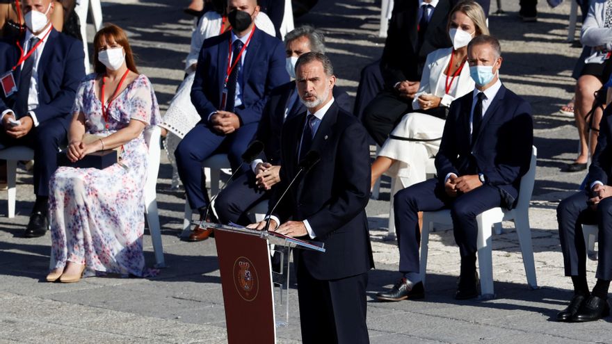 El rey Felipe VI durante su discurso en el acto de homenaje de estado a las víctimas de la pandemia de la covid-19 y de reconocimiento al personal sanitario, este jueves en la Plaza la Armería del Palacio Real en Madrid.