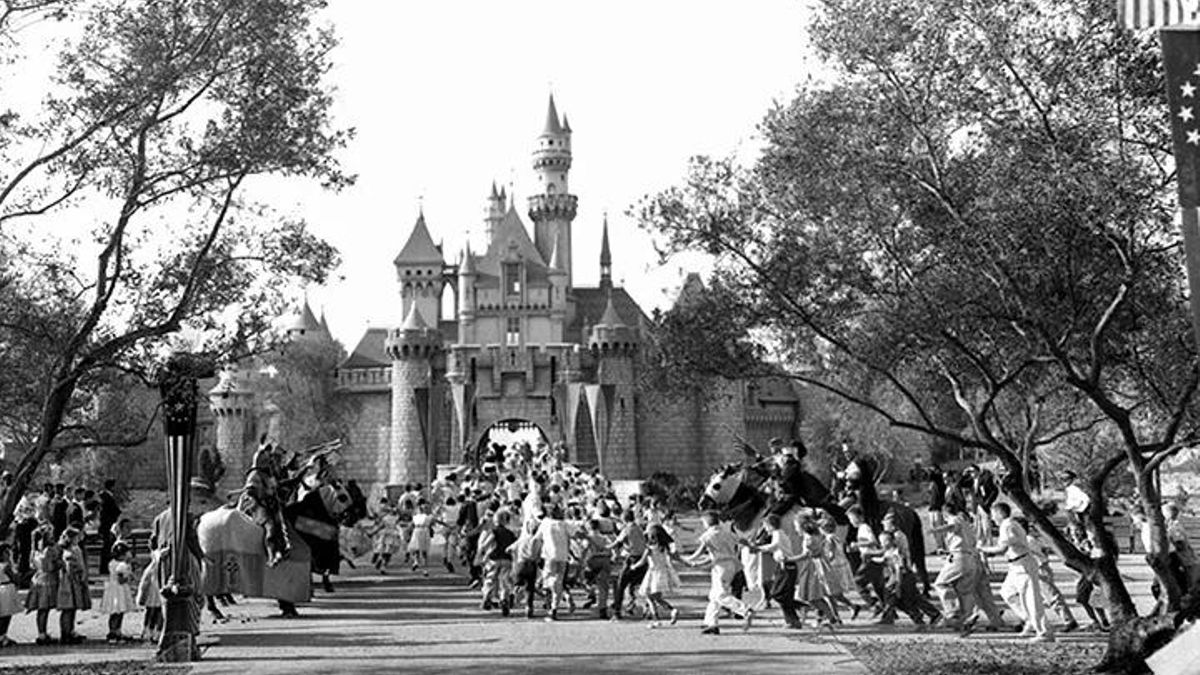 Disfraces terroríficos, zapatos pegados al suelo y atracciones sin terminar: el caos de la apertura del primer Disneyland