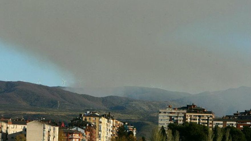 César Sánchez / ICAL Incendio en la localidad de Carracedo de Compludo (León), visto desde Ponferrada.