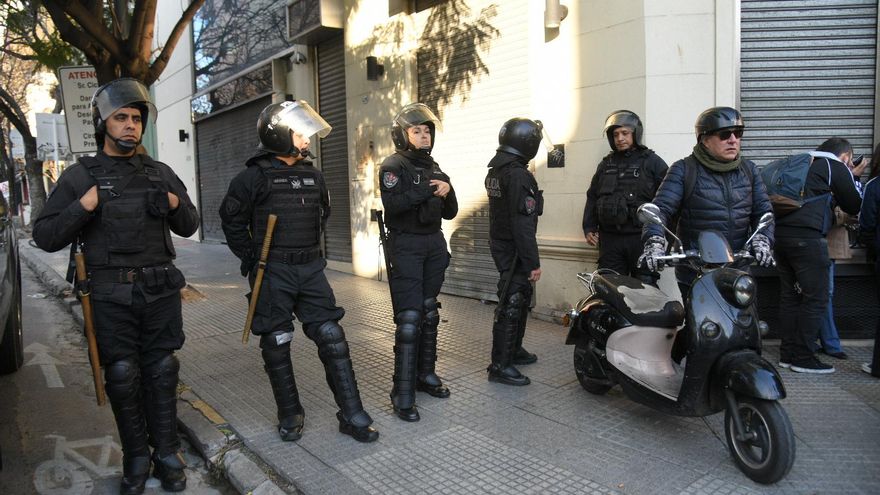 En medio de un fuerte operativo, la Policía de la Ciudad desalojó a mujeres de una casa de Almagro