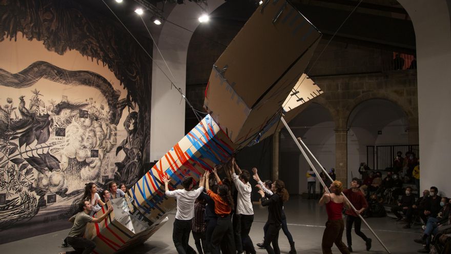 La compañía teatral El Conde de Torrefiel construye un tótem para la humanidad venidera