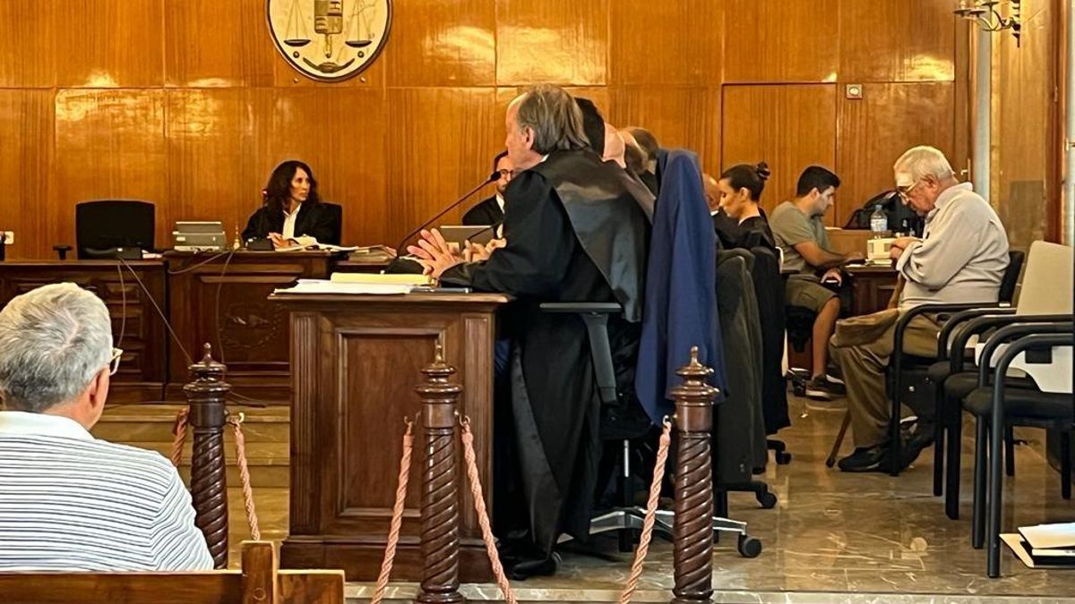 Archivo - A la derecha, sentado tras los abogados y el fiscal, el anciano que mató a un ladrón que asaltó su casa en Porreres en 2018. A la izquierda, en el banquillo, uno de los acusados por participar en el robo.