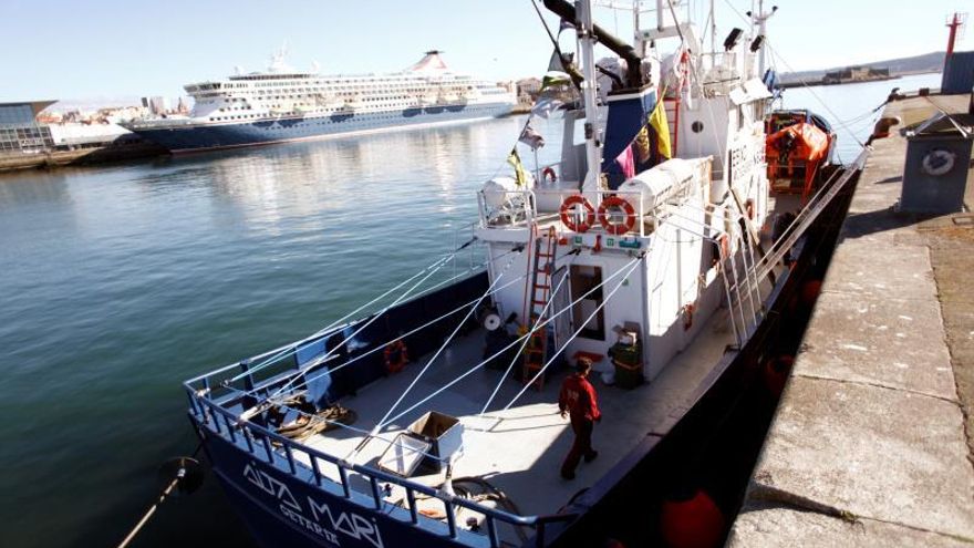 El barco "Aita Mari", paralizado en un muelle del puerto de A Coruña.
