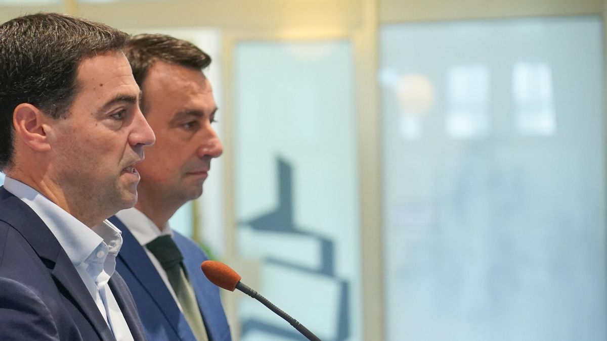 El lehendakari, Imanol Pradales, con el vicelehendakari socialista, Mikel Torres