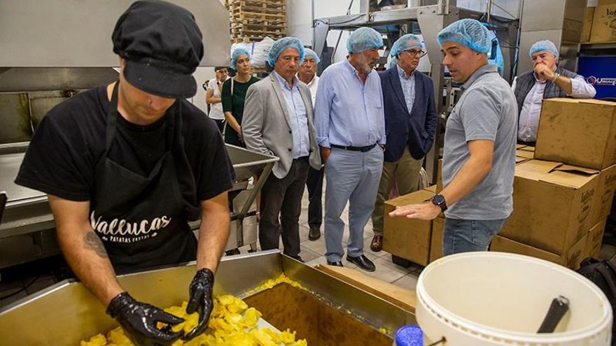 El consejero de Desarrollo Rural, Pablo Palencia, durante su visita a la fábrica de patatas fritas 'Vallucas'