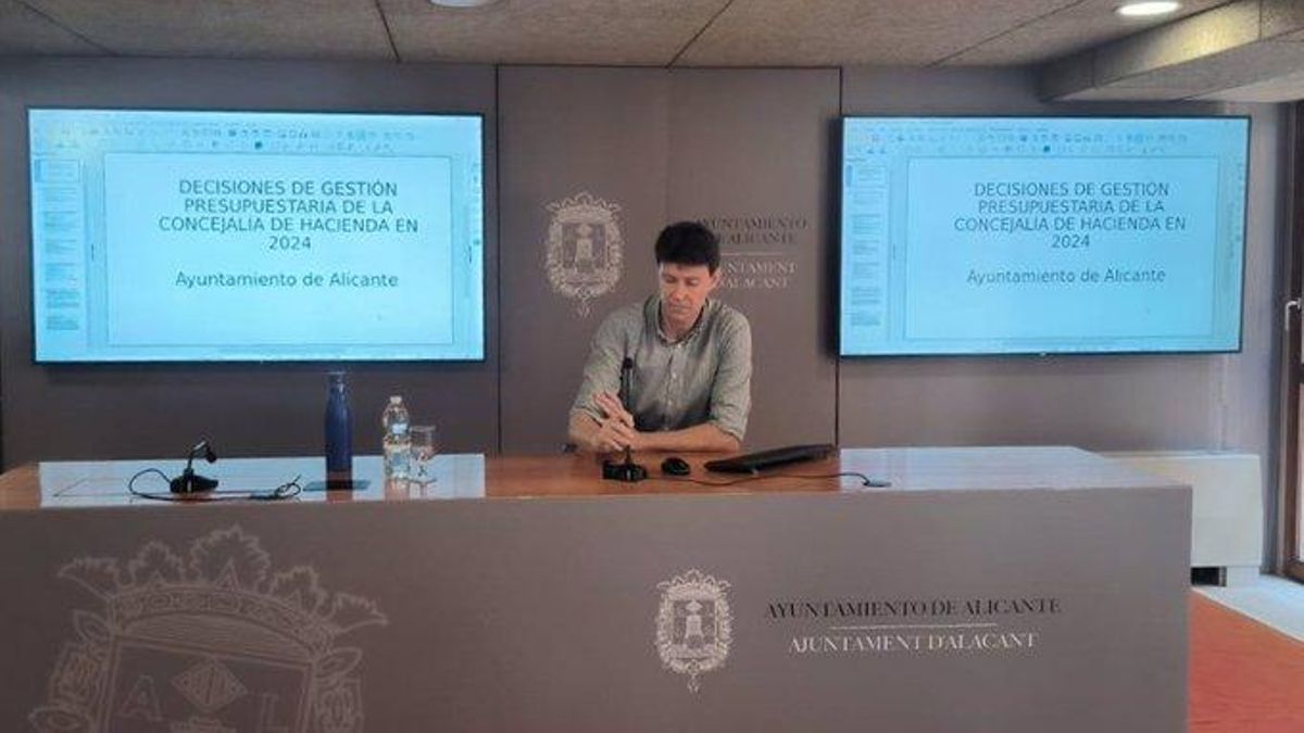 El edil Toni Gallego durante su comparecencia en rueda de prensa.