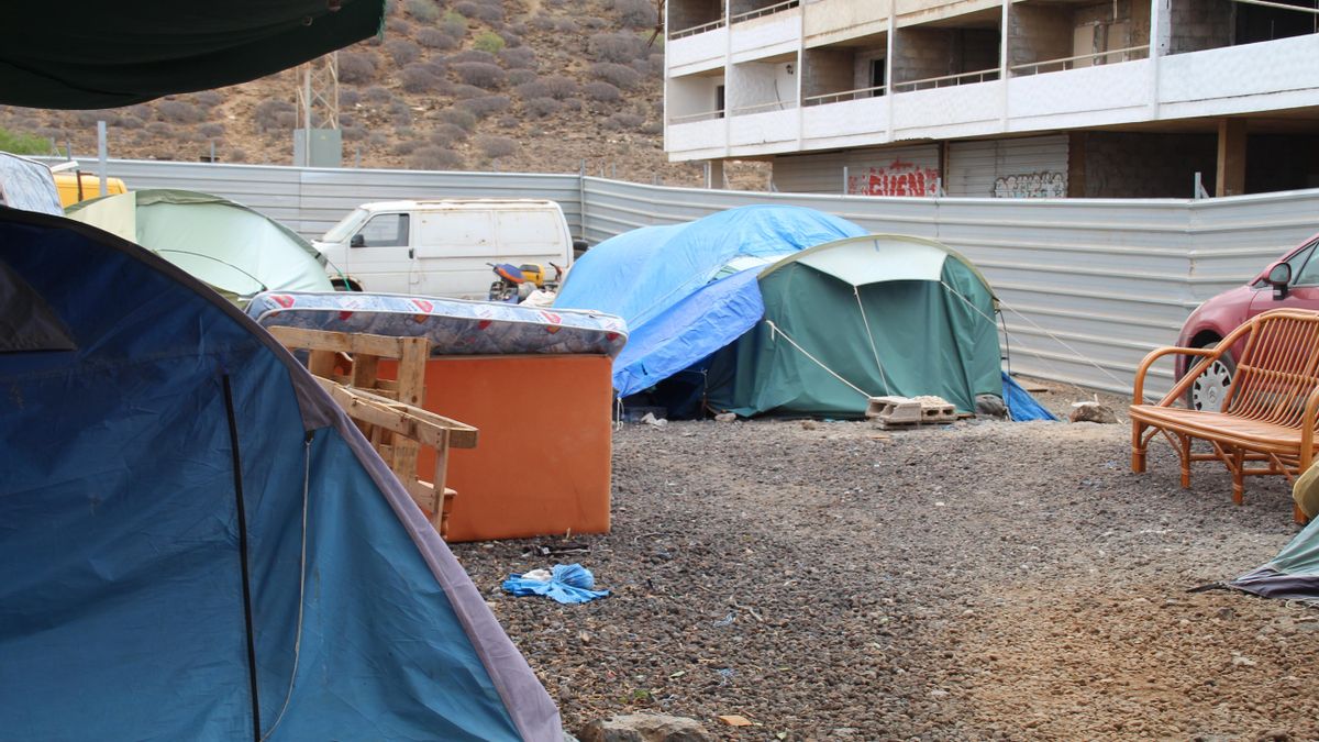 Aunque en menor número que hace meses, aún hay gente viviendo en la acampada anexa al inmueble objeto del mayor desalojo masivo de Tenerife el pasado 12 de marzo.