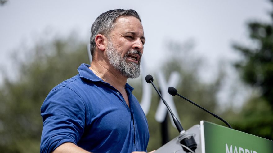 El presidente de Vox, Santiago Abascal, interviene durante una comida con afiliados y simpatizantes de Vox, en El Jardín de la Chalota, a 1 de junio de 2025, en Navalagamella, Madrid (España). El encuentro está planteado como un evento al aire libre, con