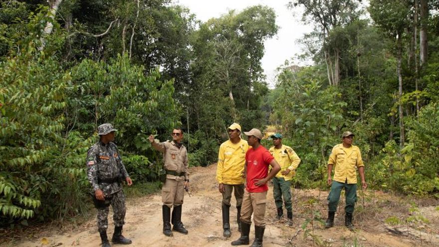 Soldados y bomberos buscan focos de fuego sobre la selva amazónica en el estado de Rondonia (Brasil).