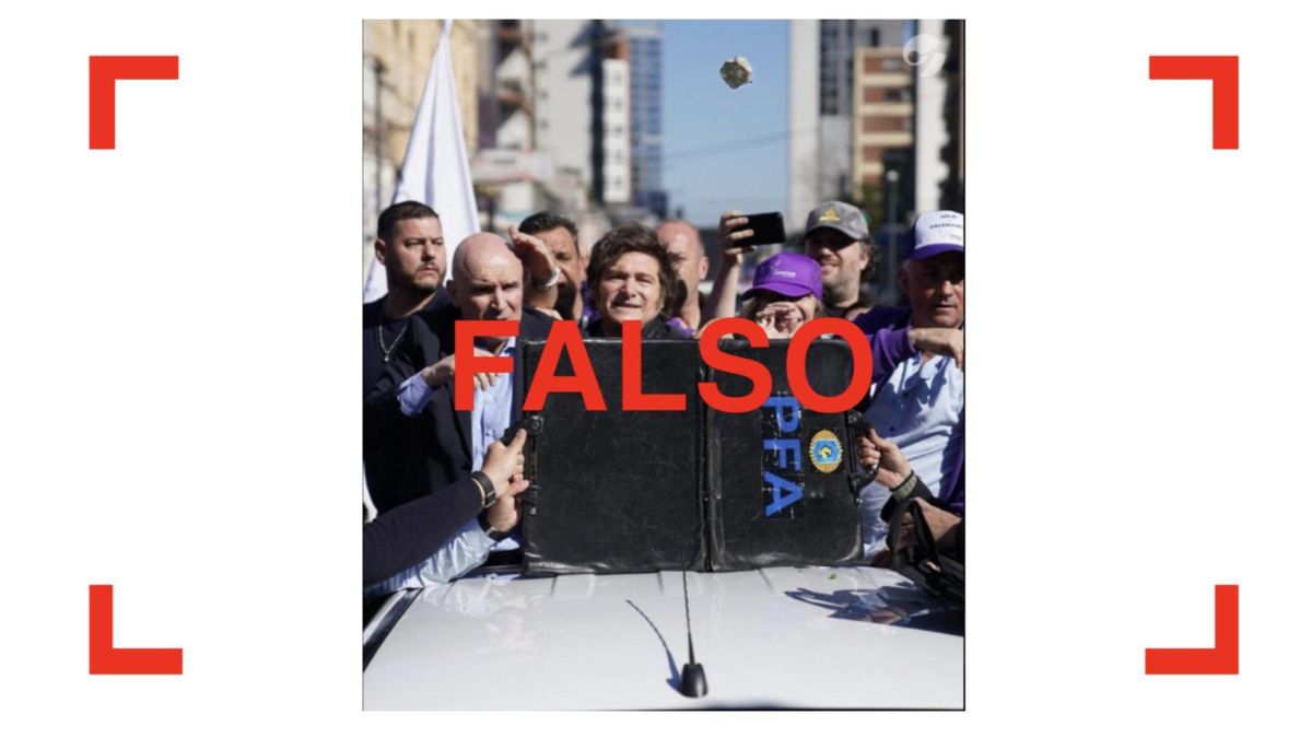 No, en esta foto no le están tirando una piedra a Milei: la imagen está editada.