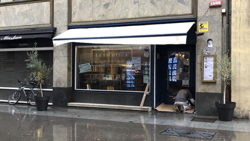 Un trabajador preparando su bar en Vitoria para la apertura de la hostelería