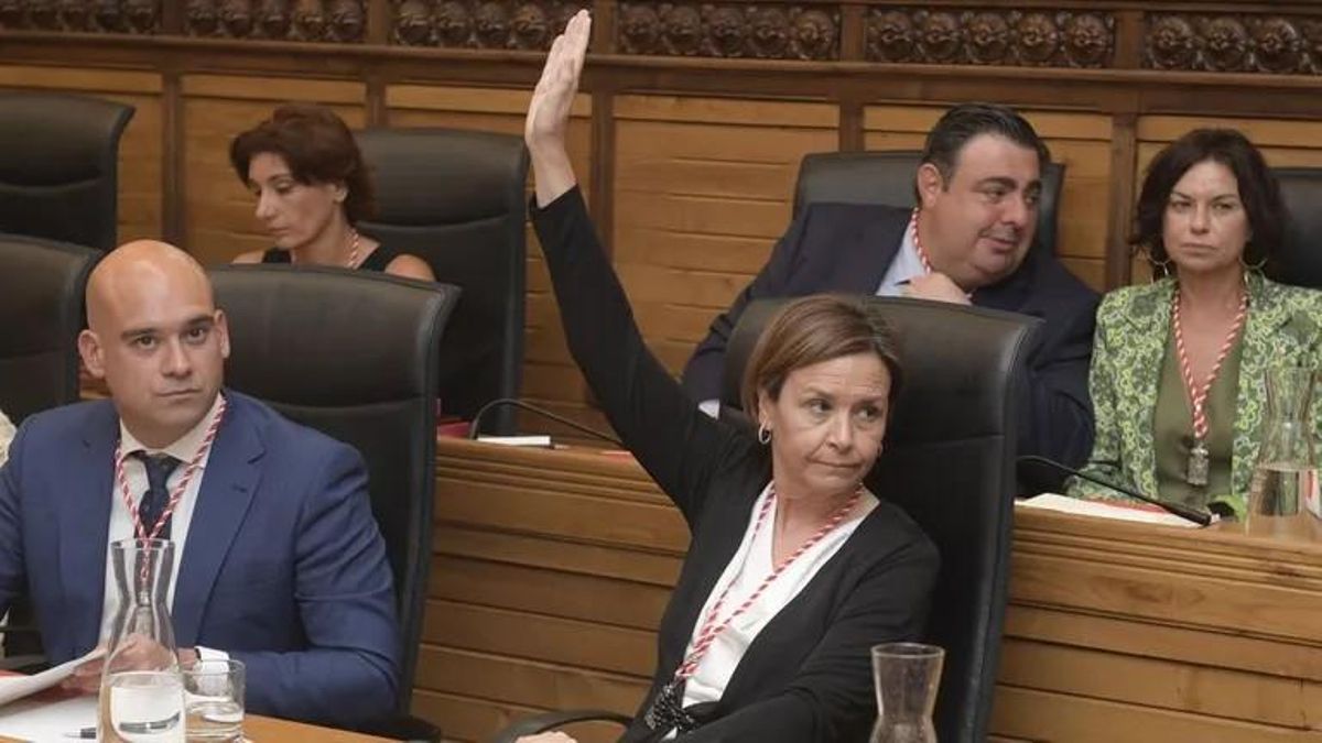 Jesús Martínez Salvador y Carmen Moriyón, en un pleno en el Ayuntamiento de Gijón, en una imagen de archivo.