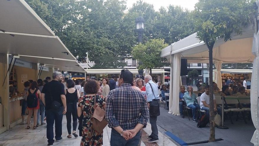 La Feria del Libro de Sevilla no es "de tercera": el sector se defiende de las opiniones del alcalde