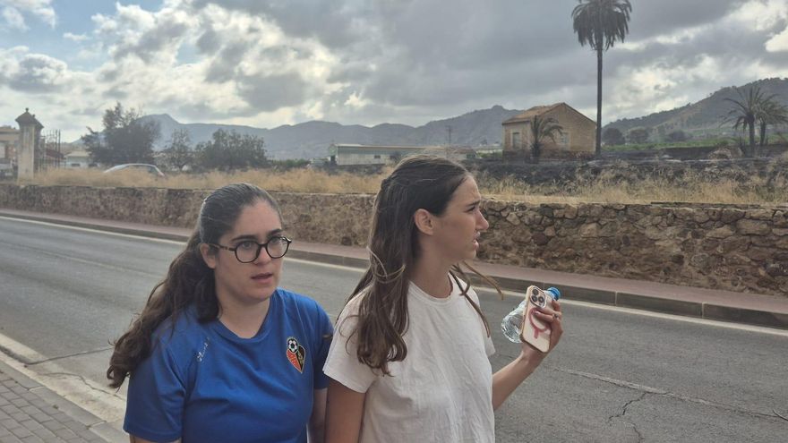 Tania y Nerea, frente a una finca abandonada y calcinada en la pedanía murciana de Los Garres
