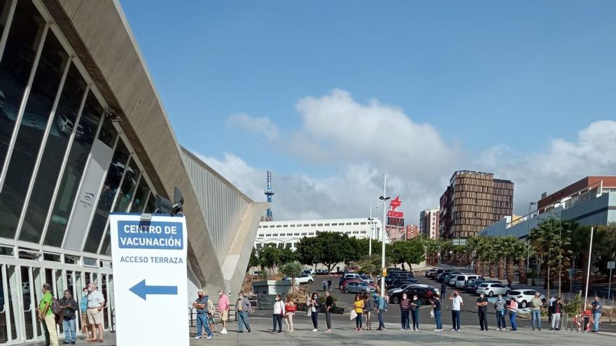 Largas colas en el Recinto Ferial de Tenerife en la primera jornada de vacunación a mayores de 60 años sin cita previa