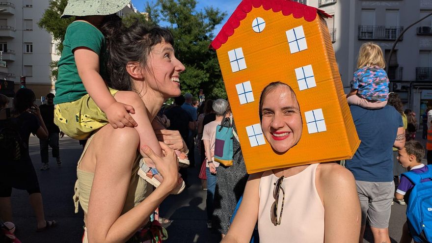 Asistentes de la manifestación en apoyo a Maricarmen, la vecina de 87 que resiste a un desahucio