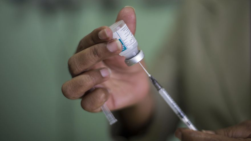 Esta situación ha obligado al Ministerio de Salud a extender el área de investigación hacia el distrito de San Martín de Porres, donde residía la segunda víctima, y aplicar una vacunación de bloqueo. EFE/Orlando Barría/Archivo