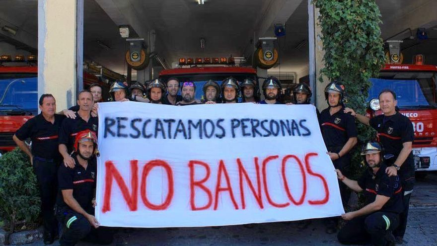 Bomberos protestan contra los desahucios