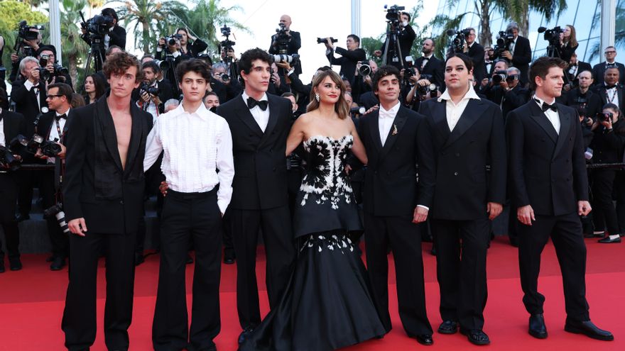 Los Javis ganan el premio a la Mejor dirección en el Festival de Cannes con ‘La bola negra’