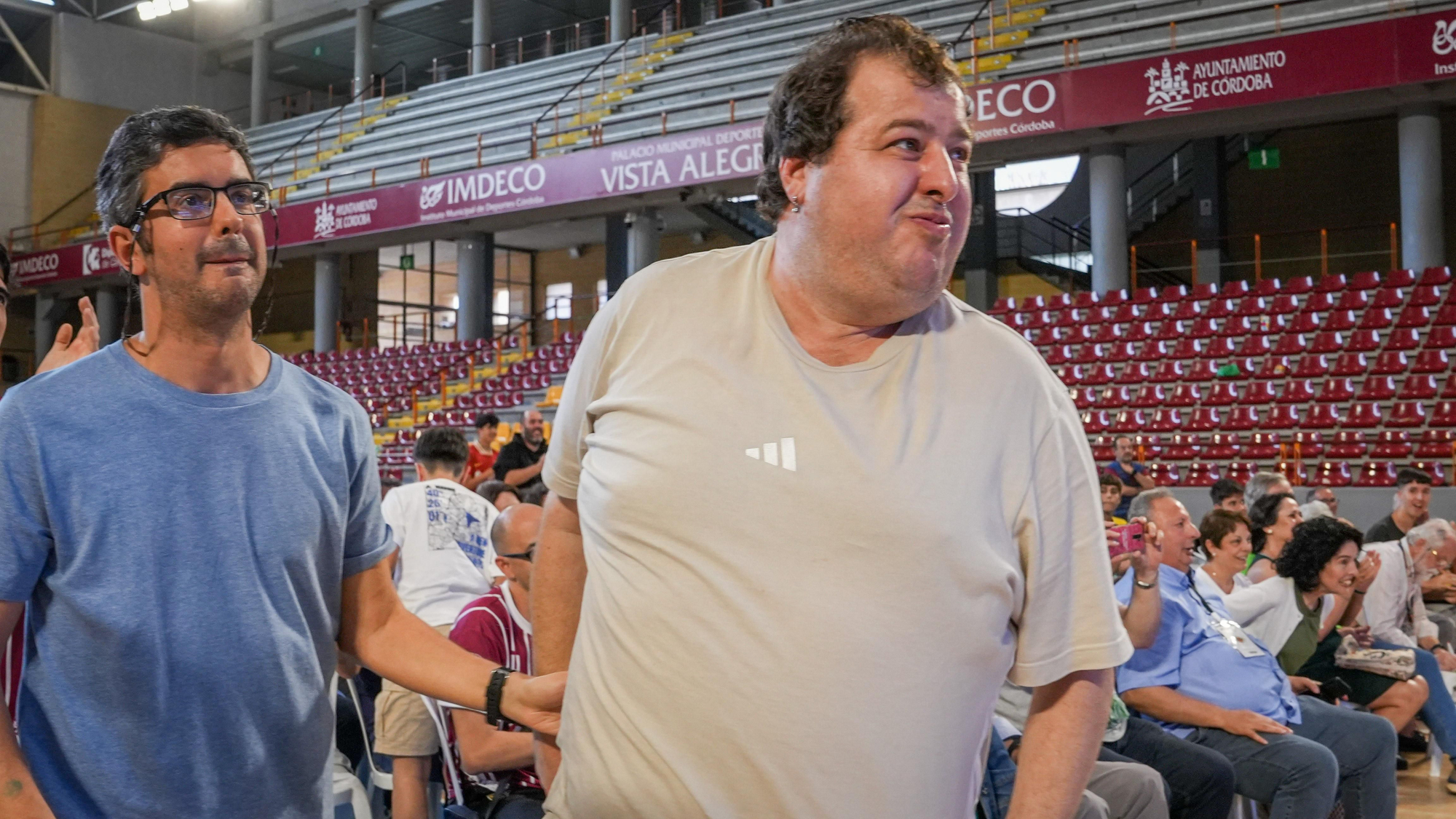 Aficionados del Coto Córdoba celebran frente a la pantalla gigante el ascenso de categoría