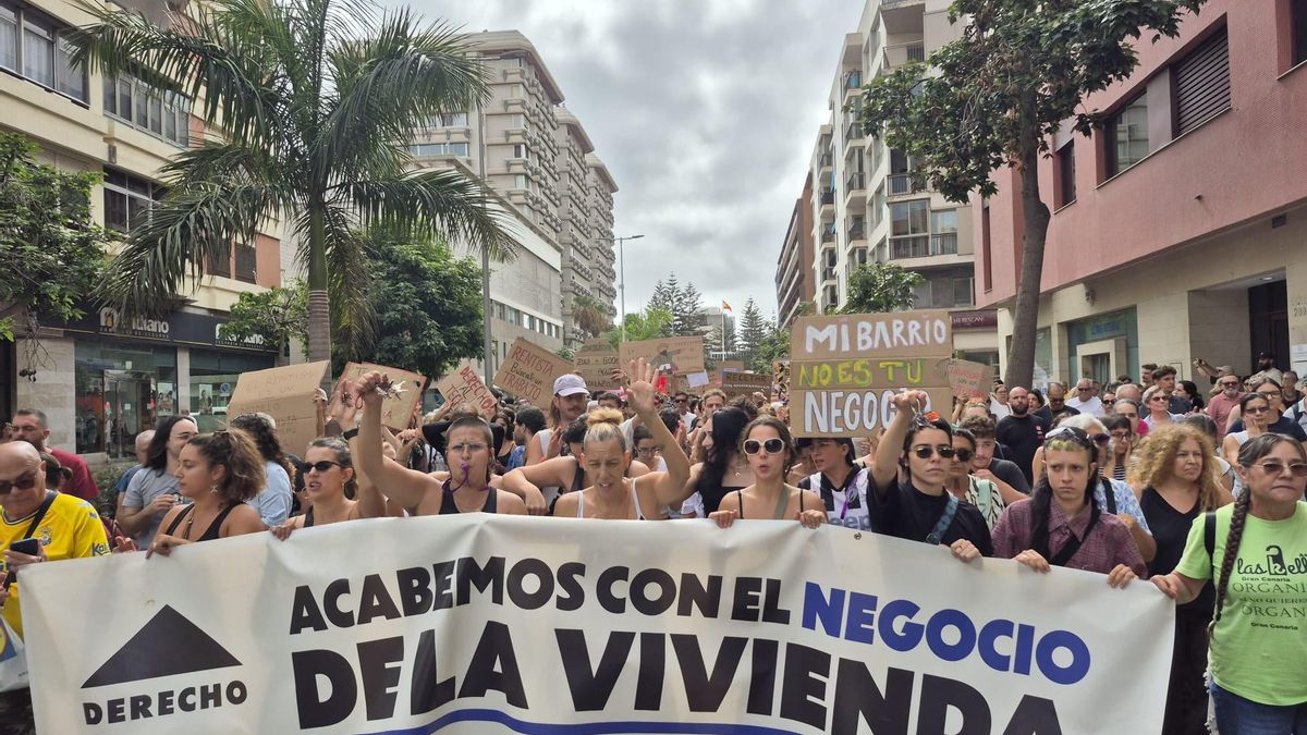 Natalia, pendiente del desahucio de su casa en Las Rehoyas, en el centro de la pancarta de Derecho al Techo.