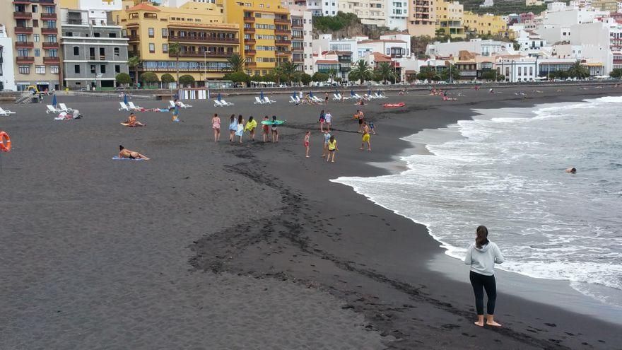 La capital ofrece gimnasia de mantenimiento para los mayores en la playa