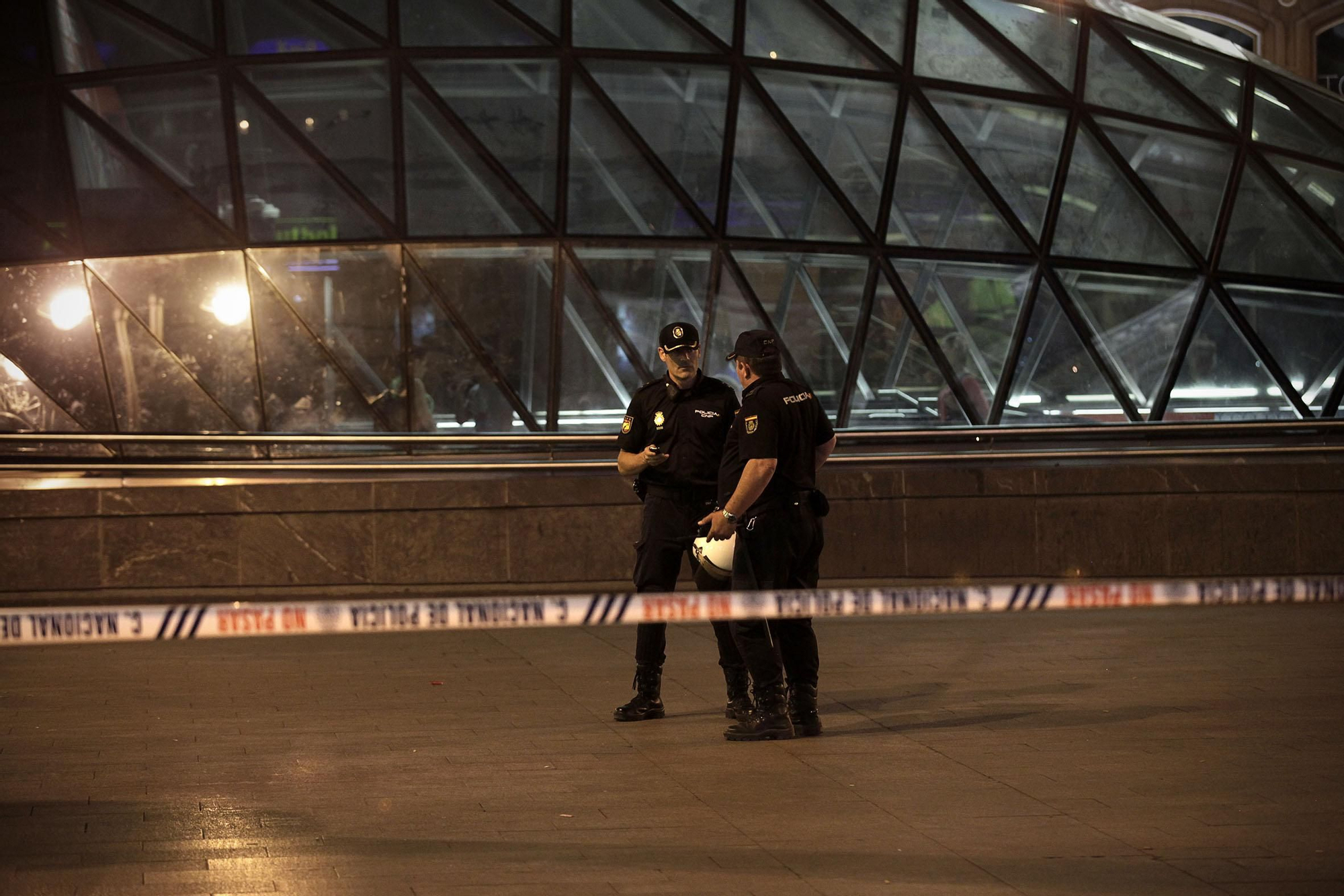 La Policía desaloja la Puerta del Sol antes de la proclamación / Olmo Calvo
