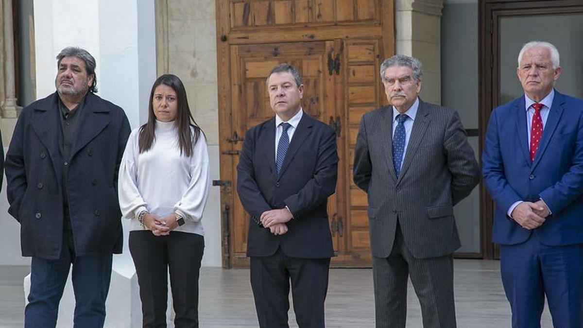 El presidente de Castilla-La Mancha, Emiliano García-Page, ha participado, en Toledo, en el minuto de silencio por los dos agentes de la Guardia Civil fallecidos en acto de servicio