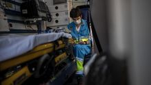 Carlos Rubio, médico, apuntando los detalles de una intervención en el interior de la ambulancia.