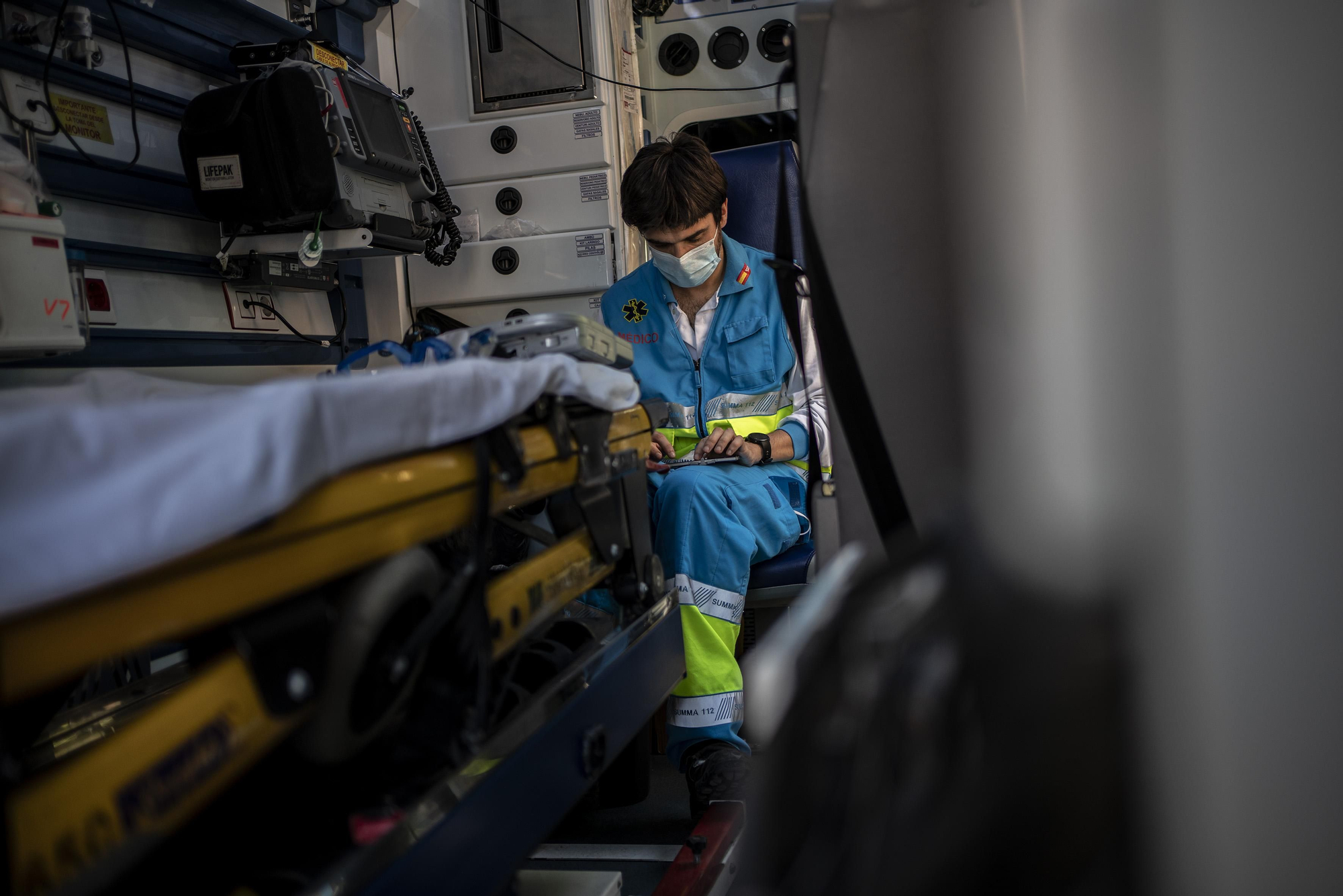 Carlos Rubio, médico, apuntando los detalles de una intervención en el interior de la ambulancia.