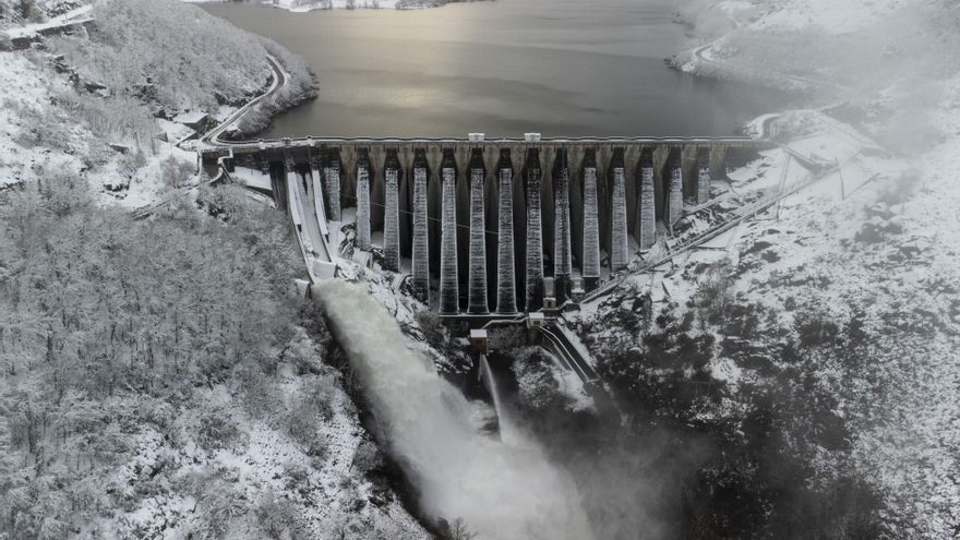 Presa del embalse en Chandrexa de Queixa (Ourense), este miércoles. El temporal ha dejado 1.543 incidencias en Galicia.