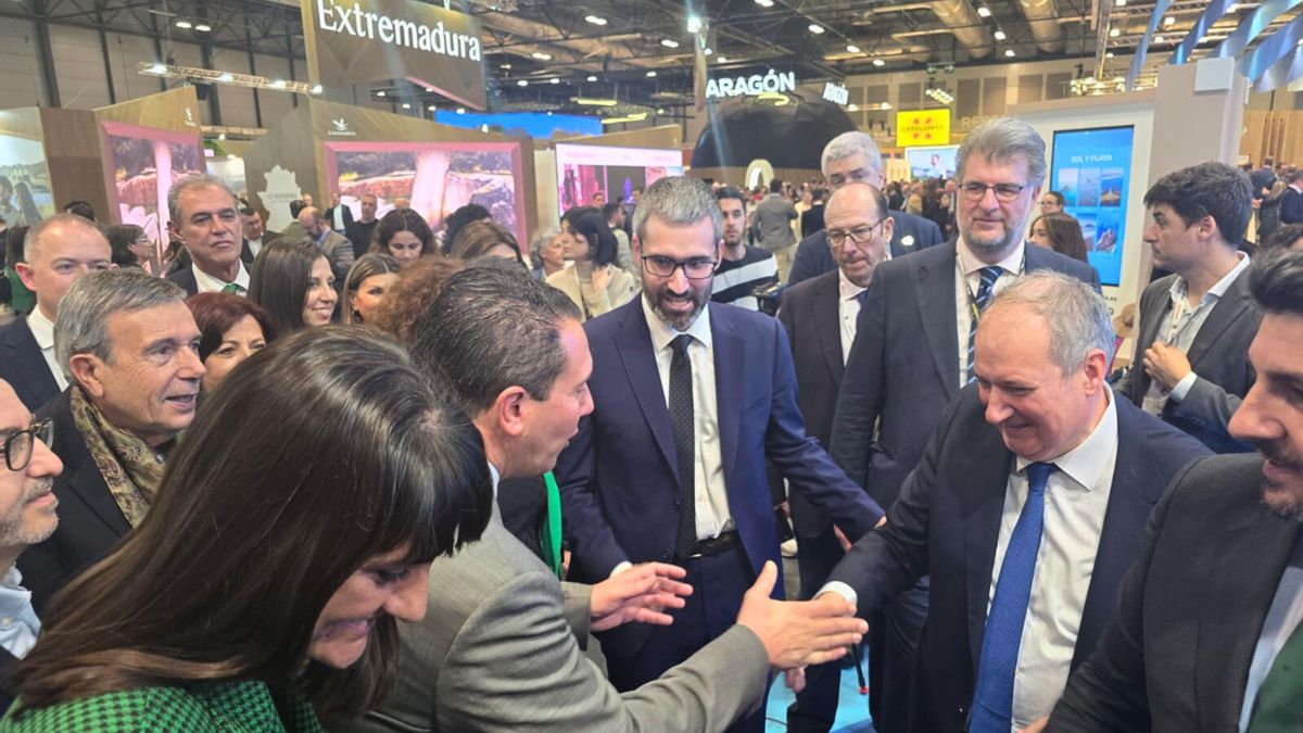 El alcalde de Mula, junto al ministro de Industria, Comercio y Turismo, Jordi Hereu Boher, y la secretaria de Estado de Turismo, María González Veracruz