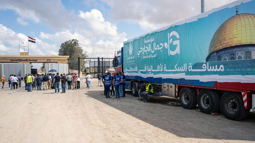 Un camión de un convoy de ayuda humanitaria para la Franja de Gaza estacionado frente a la puerta fronteriza de Rafah, Egipto, el 18 de octubre de 2023. EFE/EPA/ALI MOUSTAFA