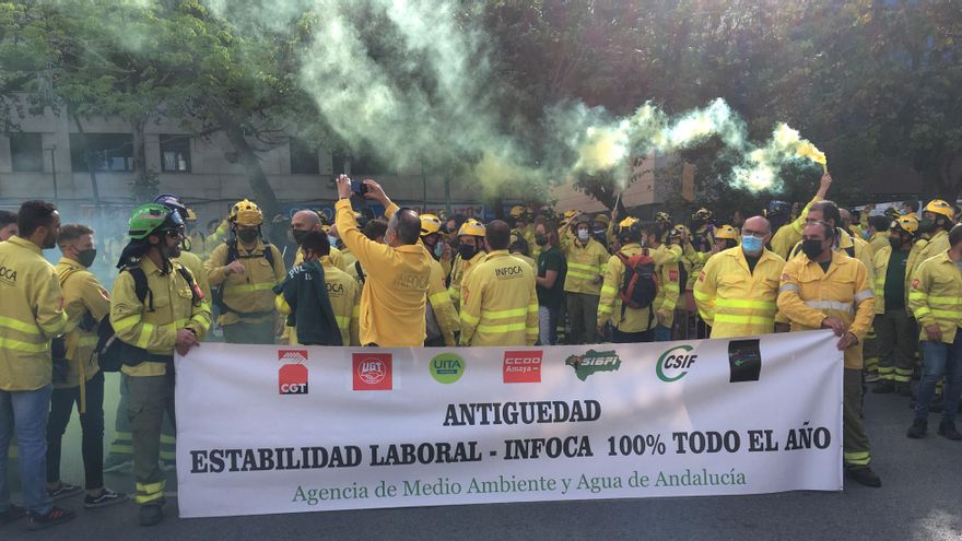 La pancarta que presidió la protesta de los bomberos forestales.