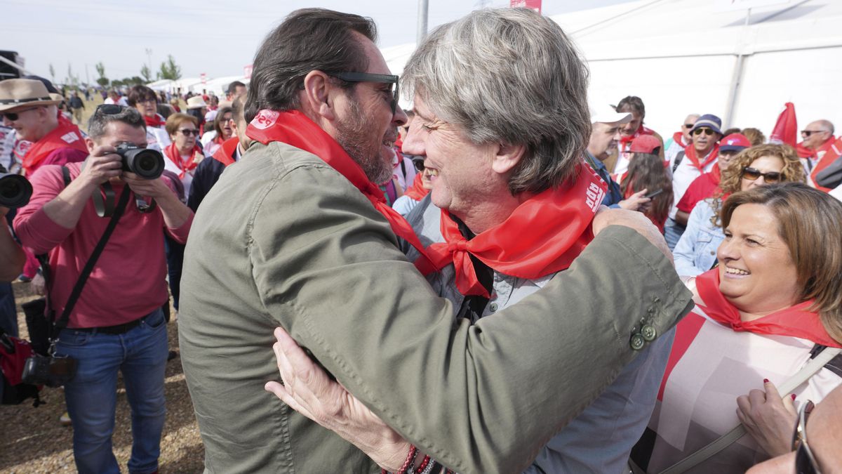 El ministro de Transportes Óscar Puente y el líder de los socialistas castellanos y leoneses Carlos Martínez, en la campa de Villalar de los Comuneros (Valladolid).