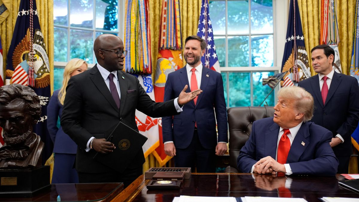 El ministro de Exteriores de República Democrática del Congo conversa con Trump en el Despacho Oval en una reunión celebrada en junio. YURI GRIPAS