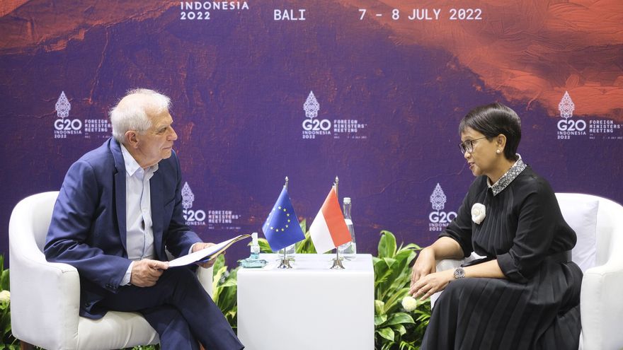 La ministra indonesia de exteriores, Retno Marsudi (d) conversa al alto representante de la Unión Europea, Josep Borrell (i) tras su llegada a la Cumbre del G20 en Nusa Dua, Bali,Indonesia. MINISTRY FOR FOREIGN AFFAIR/HO HANDOUT HANDOUT EDITORIAL USE ONLY/NO SALES