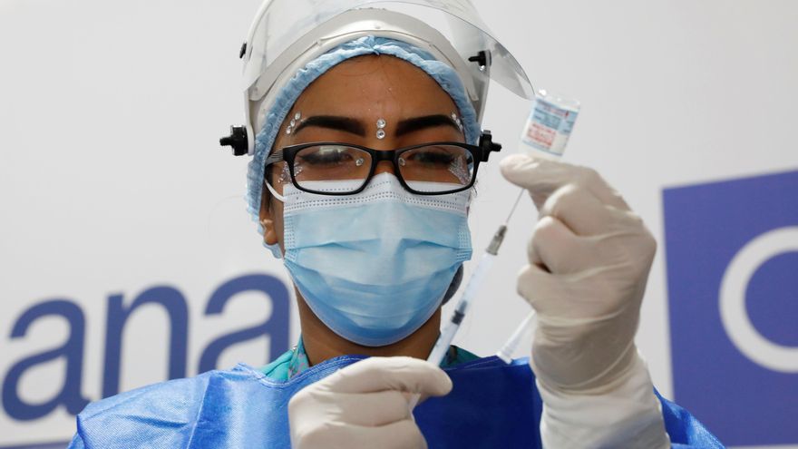 Fotografía de archivo de una enfermera mientras prepara una dosis de la vacuna de Sinovac contra la Covid-19 en Bogotá (Colombia). EFE/ Carlos Ortega